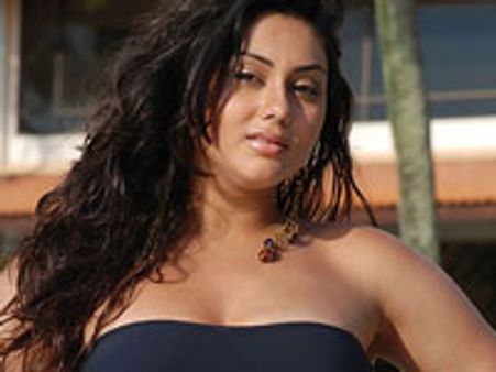 Namitha takes after Vijayashanthi in Deshdrohi