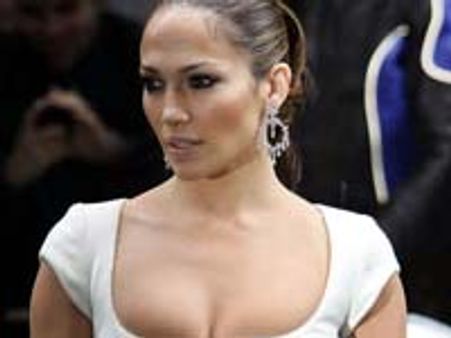 JLo contemplating buying deluxe hotel