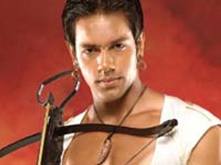 Saurabh rushes Vineet to the hosiptal