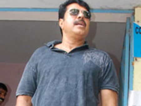 Mammootty casts vote in filmy style