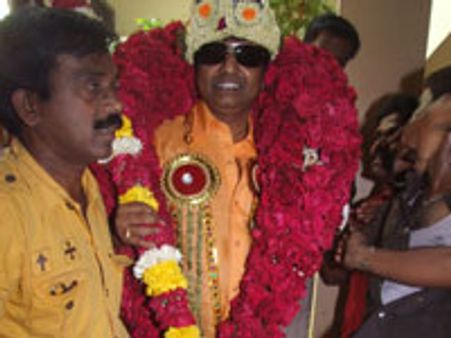 Padmashri Vivek gets a thunderous reception