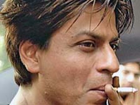 Shahrukh in trouble for smoking at the IPL