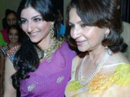 Soha sharing screen space with mom