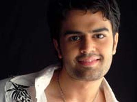 Manish Paul gets his hair half burnt