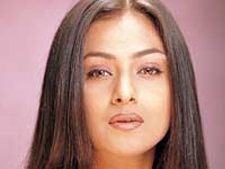 Simran flees to Mumbai to evade disgrace