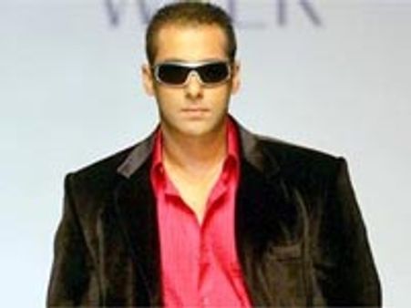 Salman follows Shahrukh, pull out of IIFA