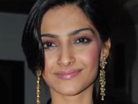 Sonam calls Aishwarya 'Aunty Ji'