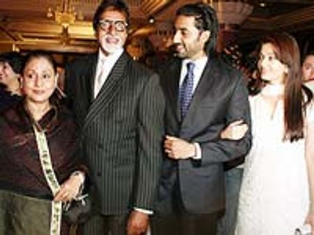 IIFA chooses the Bachchans over Kareena