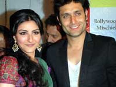 Soha shoots an intimate scene with Shiney