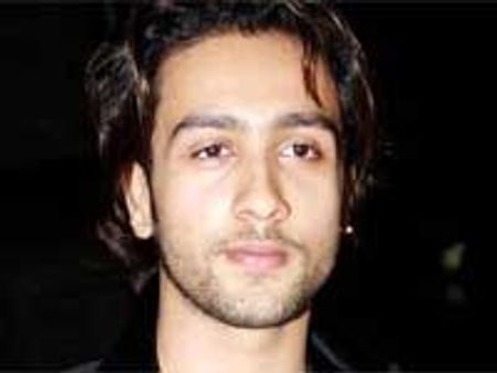 Adhyayan dumps Kangana for career