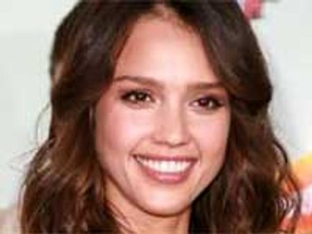 Jessica Alba does charity after apology