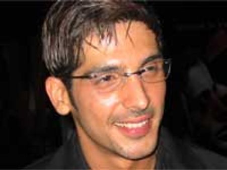 Zayed rushes to Goa to give Fardeen company