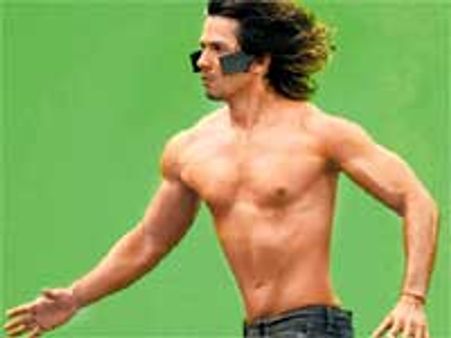 Shahid sheds shirt to show a perfect body