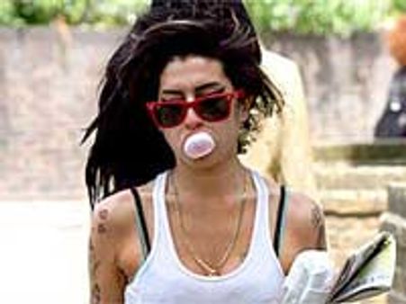 Amy Winehouse calls local bar owner mummy