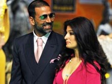 Akshay lets Twinkle zip and unzip him