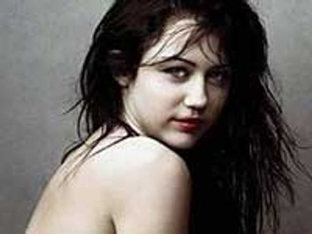 Miley loses teen queen crown to Miranda Cosgrove