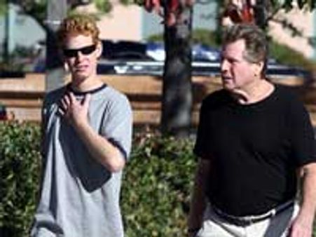 Ryan, Redmond break down in tears over Farrah's letters