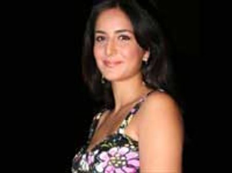 Katrina foolishly falls into Akshay's arms