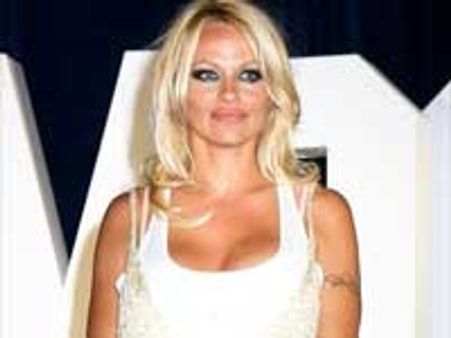 Pamela to do cameo in Baywatch movie