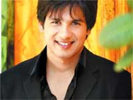 Shahid turns down Gowariker for Priyanka