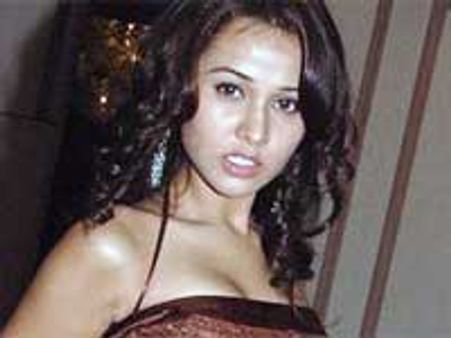 Priyanka's sizzling kiss out in open