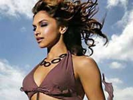 Deepika gets cosy with Rakesh