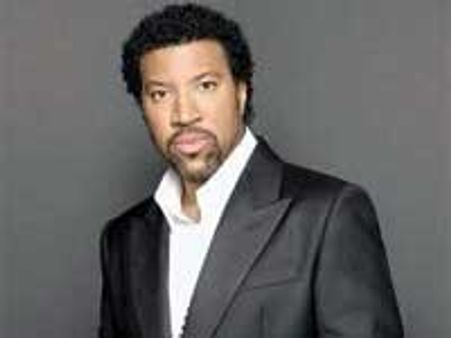 Lionel Richie enjoys cosy date with Bai Ling