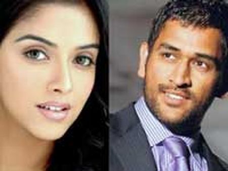Asin caught playing with Dhoni