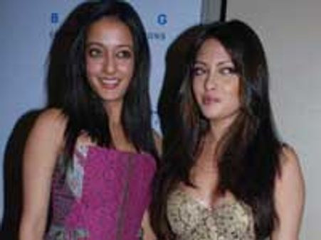 Riya and Raima have catfights in Nauka Dubi