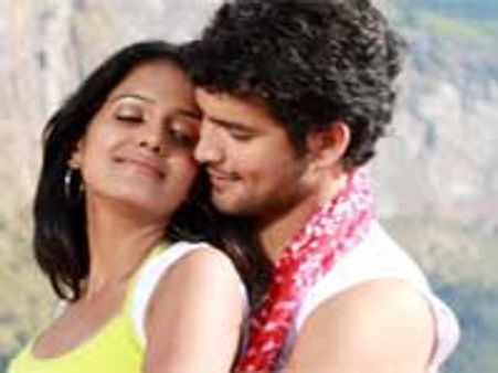 Houseful, Muniya hit theatres today