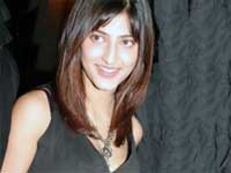 Shruti Hassan's bikini show: Highlight of Luck