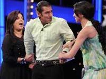 Sallu getting sandwiched between Farah, Deepika