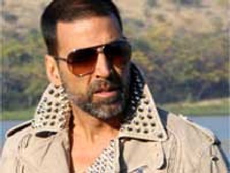 Akshay gets close to Twinkle in Deepika's absence