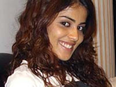 Genelia refuses to party with Fardeen, Tusshar