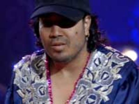 Mika forcefully kisses Negar Khan