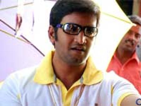 Comedian Santhanam goes to Bollywood!