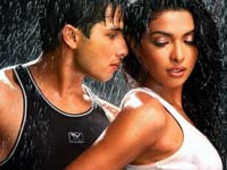 Shahid-Priyanka check out Kareena's boyfriend