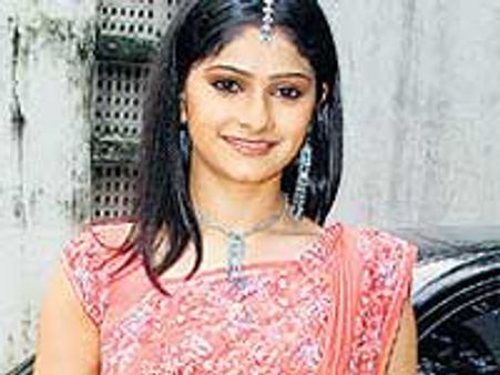 Prachi couldn't handle saree in Life Partner