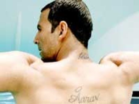 Akshay sports a Blue tattoo on his neck