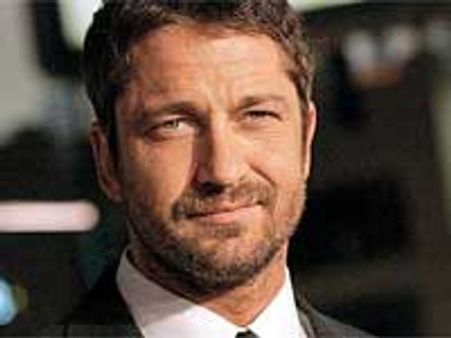 Gerard Butler dumps Jennifer Aniston in a car boot