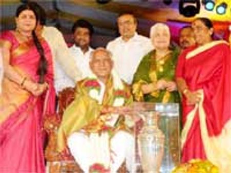Sandalwood felicitates CM in style