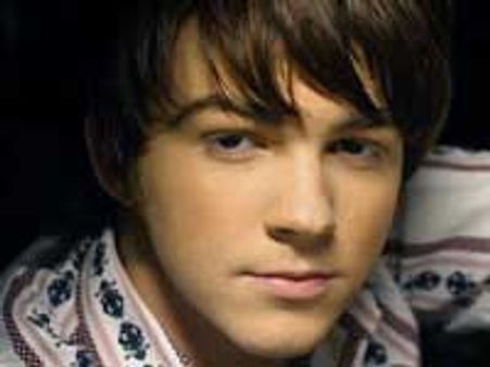 Drake denies affair with Rihanna