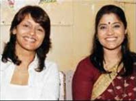 Renuka, Pallavi travel by train for Rita