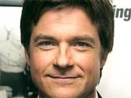 Bateman says Aniston's 'such a novice'