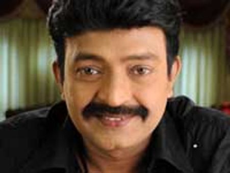 Dr Rajasekhar to sizzle with 3 hot babes