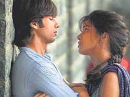 Shahid Kapoor's dad chooses Priyanka