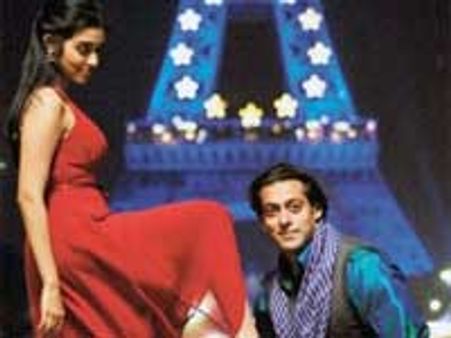 Asin refusing to sit with Salman Khan?