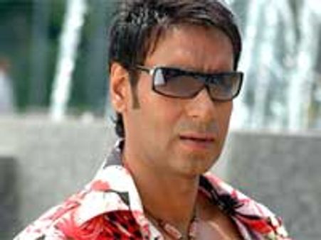 Ajay Devgan sweats out with Akshaye, Bipasha