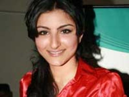 Soha indulges in PDA with Kunal Khemu