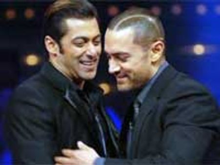 Idiot Aamir Khan bonds with Wanted Salman